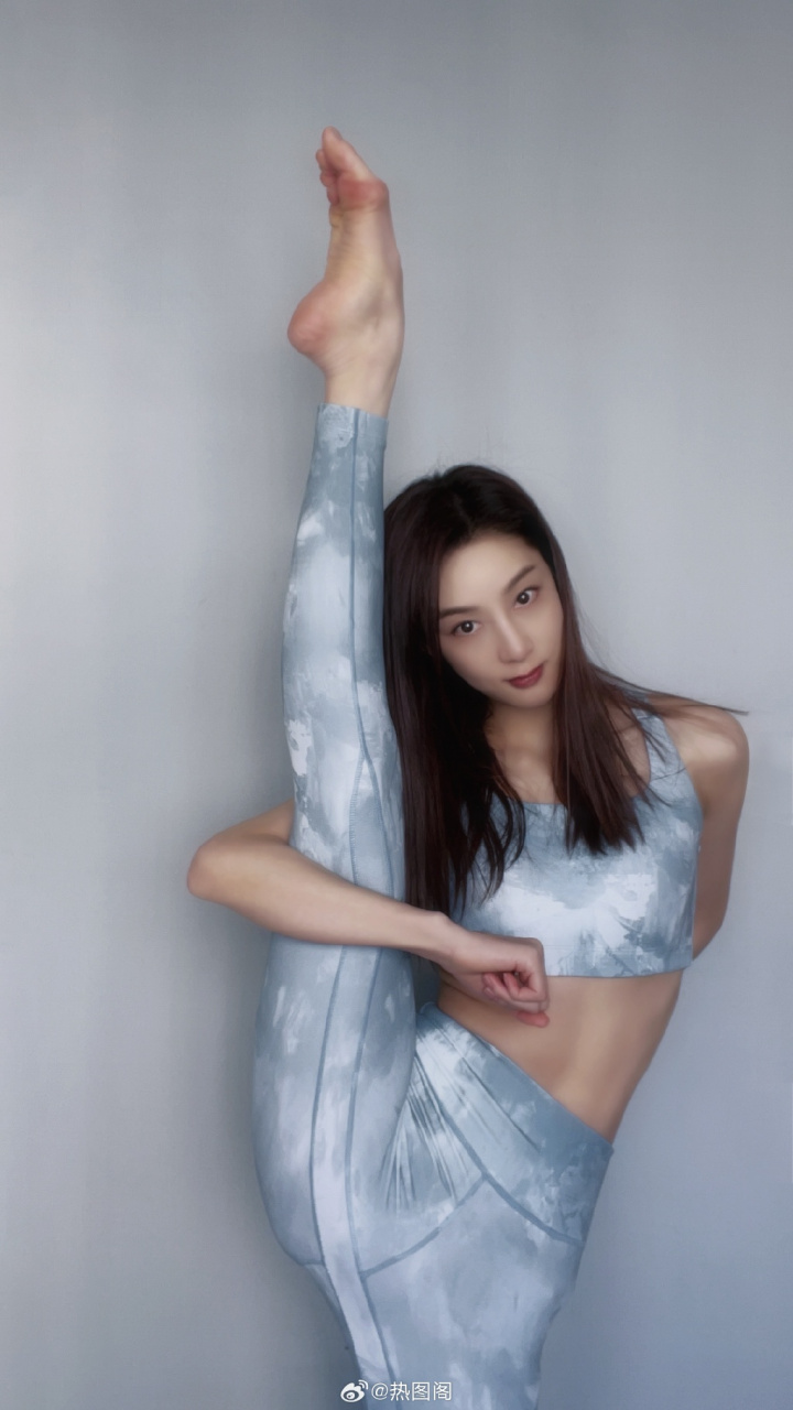 图片为赵圆瑗2017年《男人装》,主题为"跳舞的姑娘惹人爱"[憧憬]