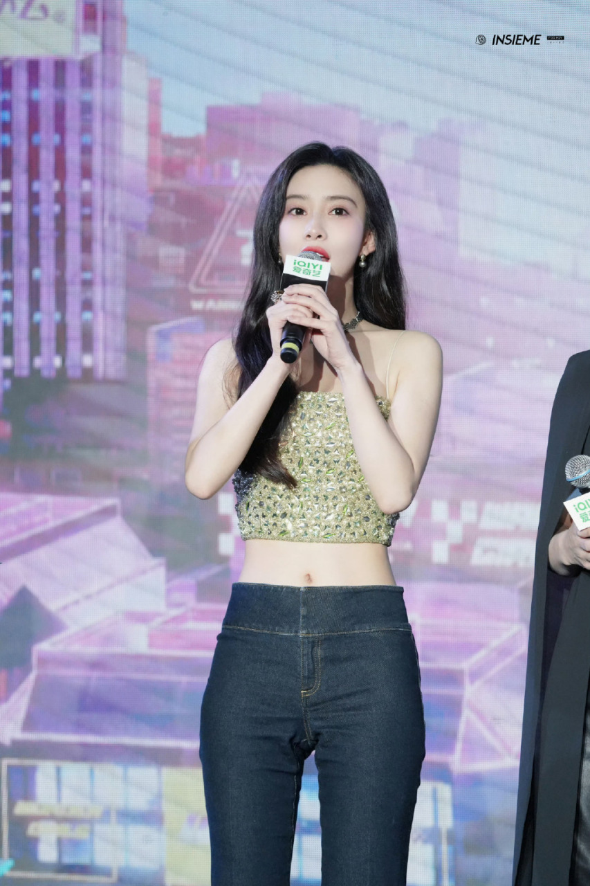 孟子义嗑上头了#孟子义路透现场 身穿褐色贴身牛仔裤 这个胯哟