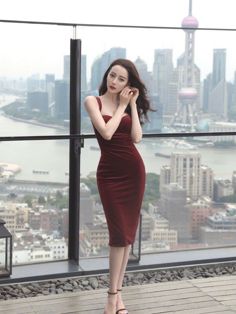 穿"迪丽热巴同款红裙"红红火火过大年!