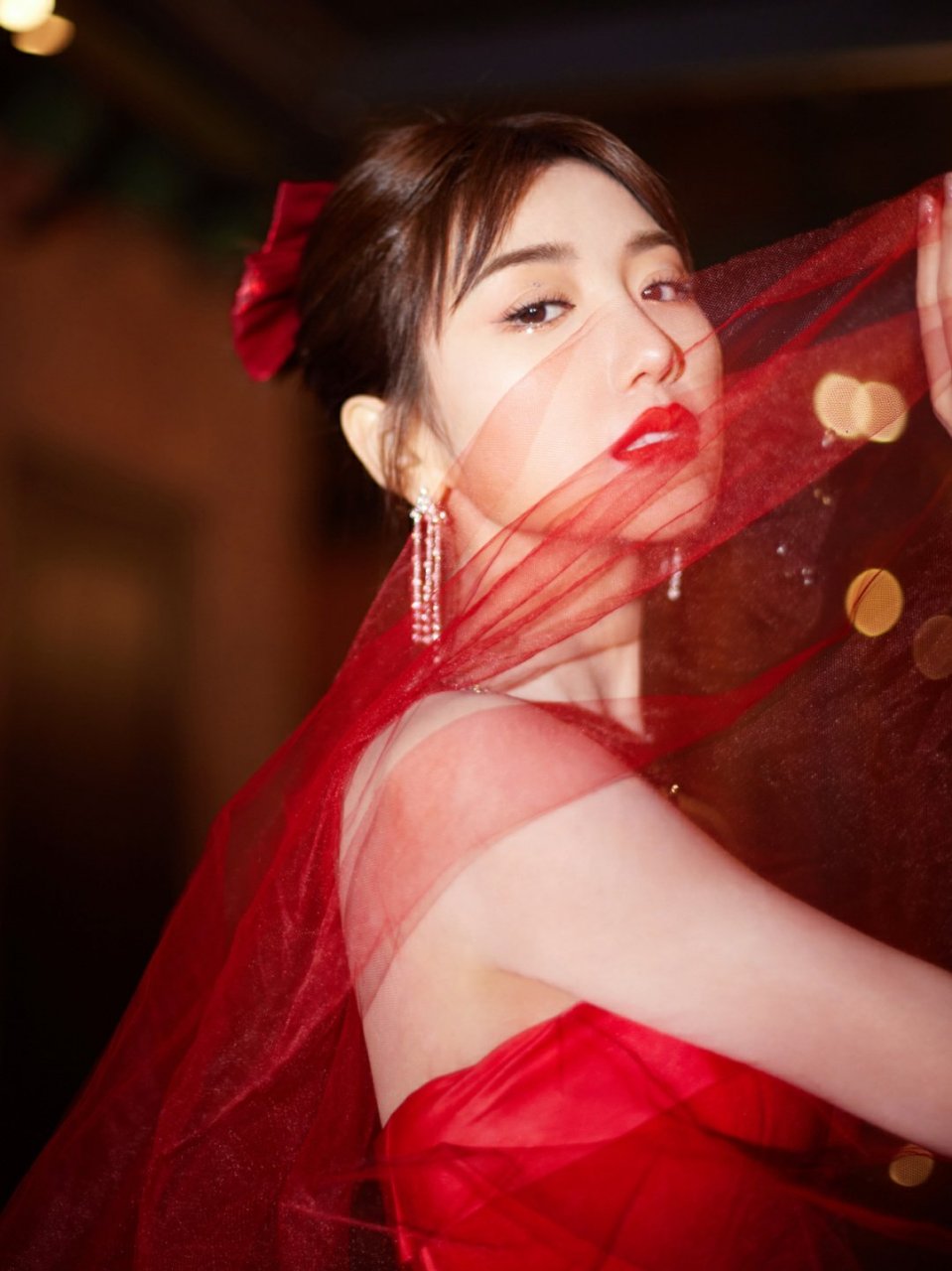 毛晓彤穿红色抹胸礼服裙,展露白皙的香肩