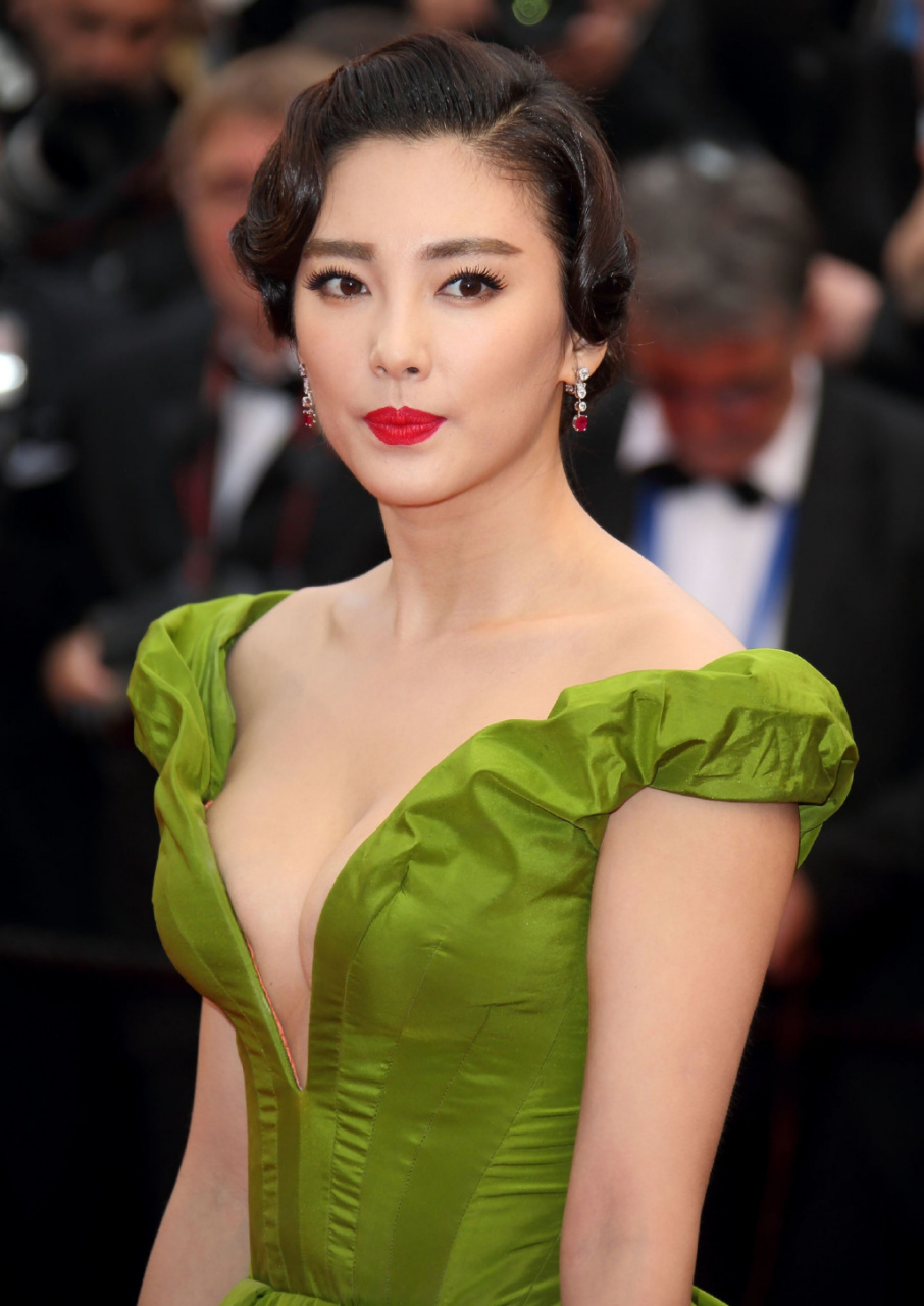 张雨绮戛纳红毯生图[威武][威武][威武] 追她的排到fa国