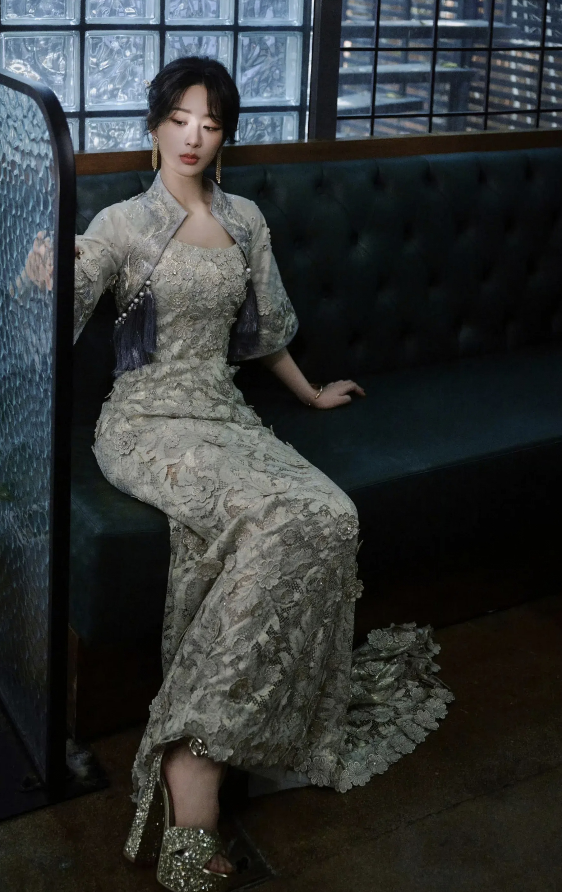 杨紫一身国风刺绣旗袍套装造型美艳如画尽显东方女性的柔美简直太