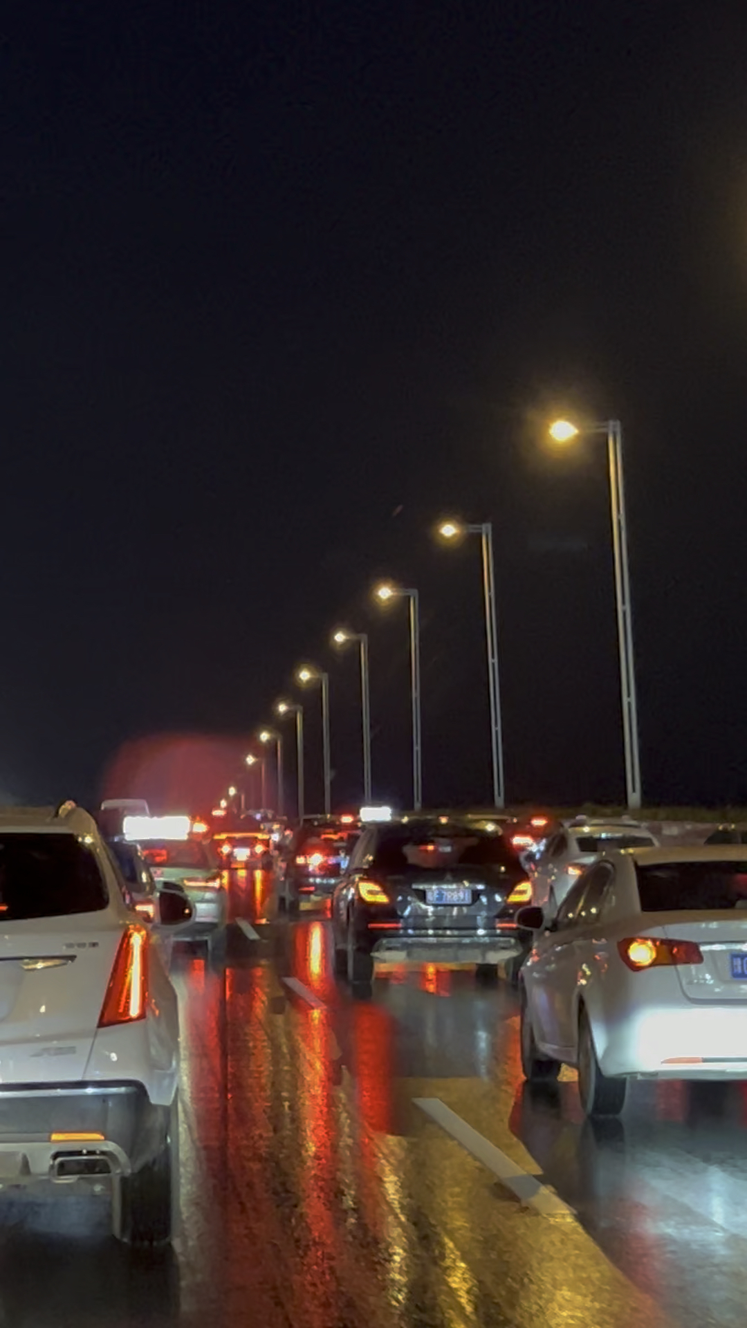 中州大道经常堵车!行驶缓慢,注意安全