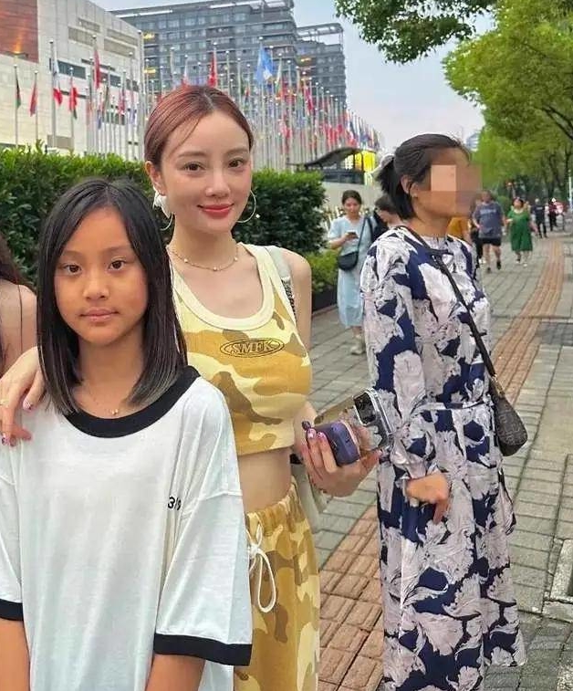 42岁李小璐近照曝光,穿吊带露脐装腰身发福,女儿甜馨生图接地气