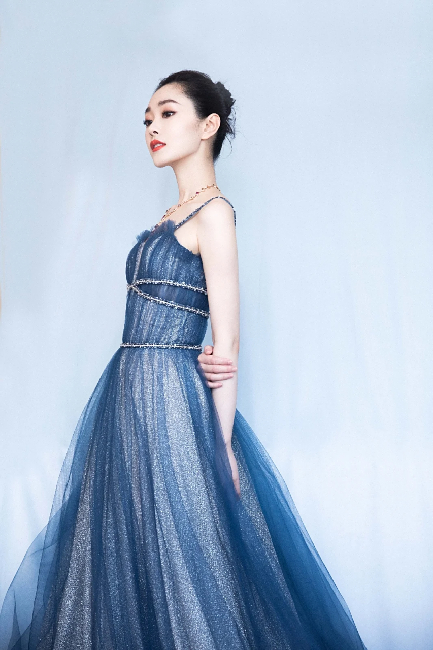 宋轶蓝色吊带纱裙写真,清新脱俗,蓝纱轻拂!