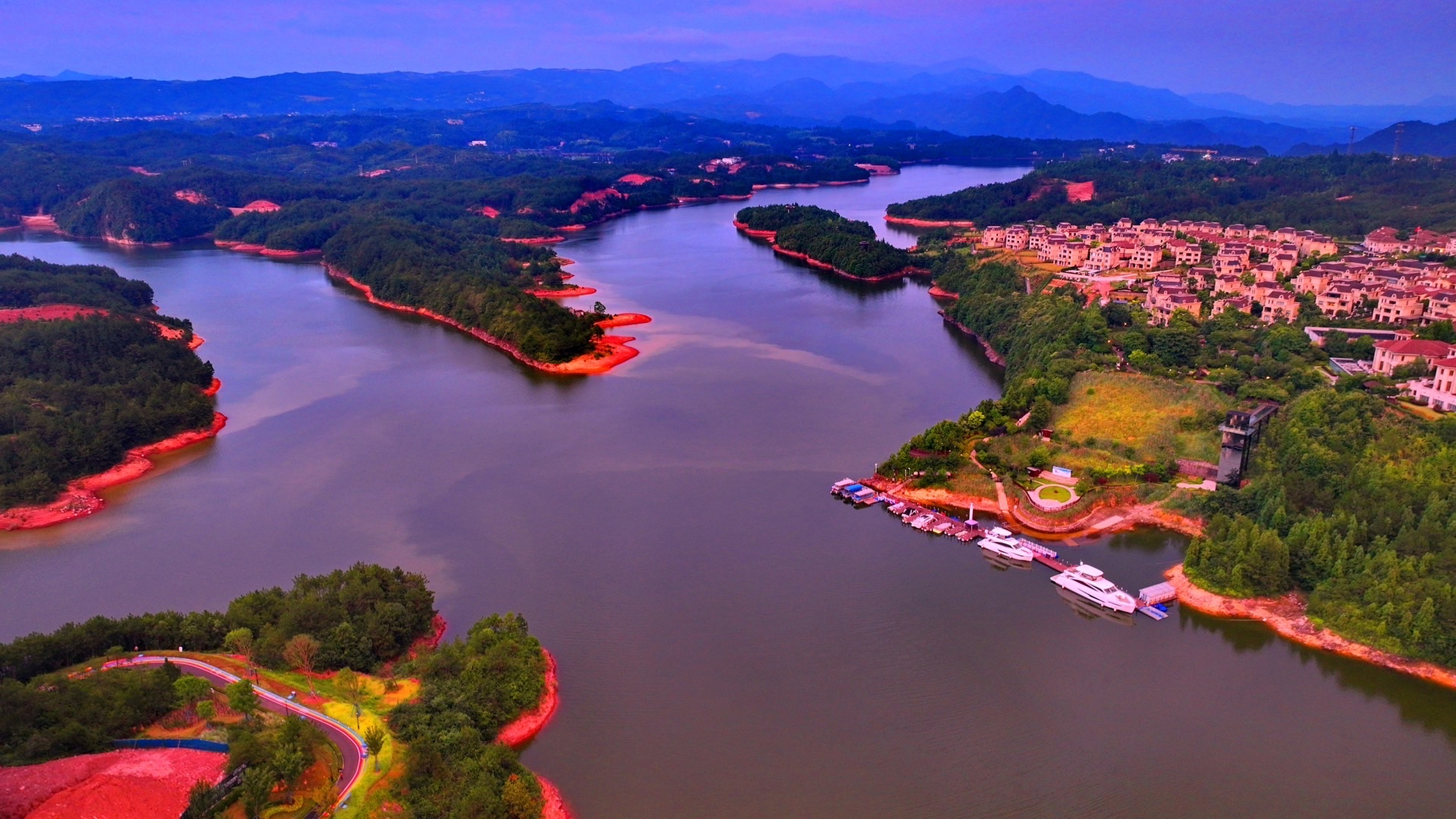 清晨的百丈漈天顶湖国际旅游度假区,一片祥和安宁,清澈的湖水,清新的