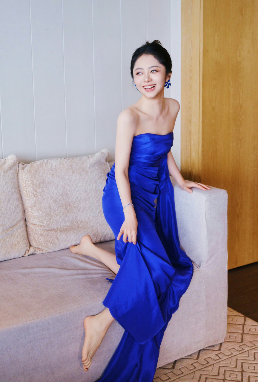 谭松韵,深蓝色抹胸礼裙,光个jio丫都那么美!