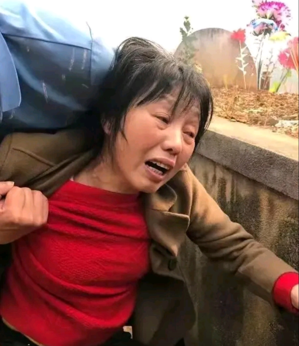 1984年,一战士壮烈牺牲,23岁的新婚妻子却拒绝改嫁