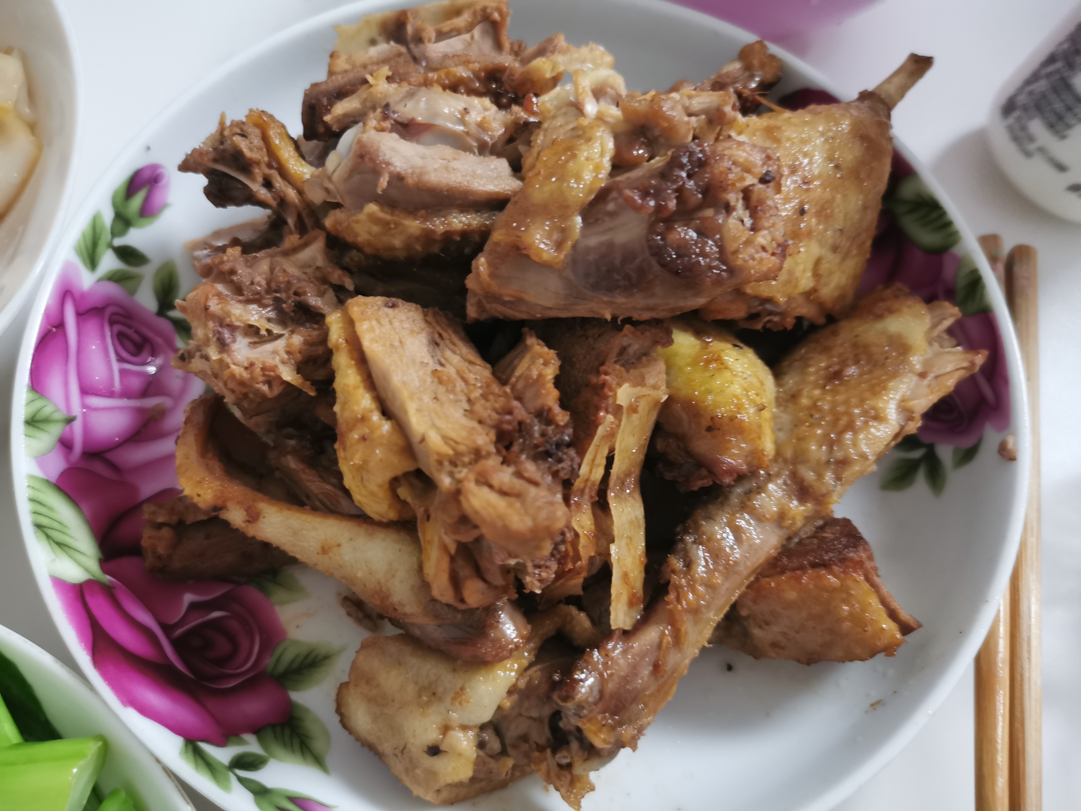 鸭肉中午吃的是白切, 晚上我拿来炒香.