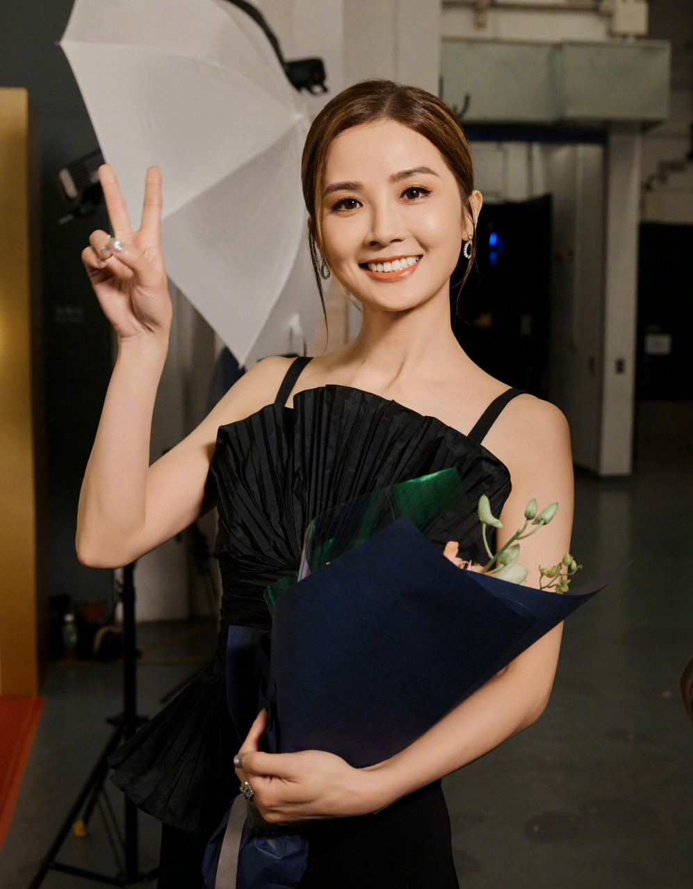 蔡卓妍,黑色吊带高开叉礼裙,美美美!