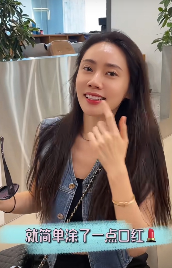 45岁"林品如"秋瓷炫晒素颜视频,皮肤状态超好,网友评论其素颜和化妆没