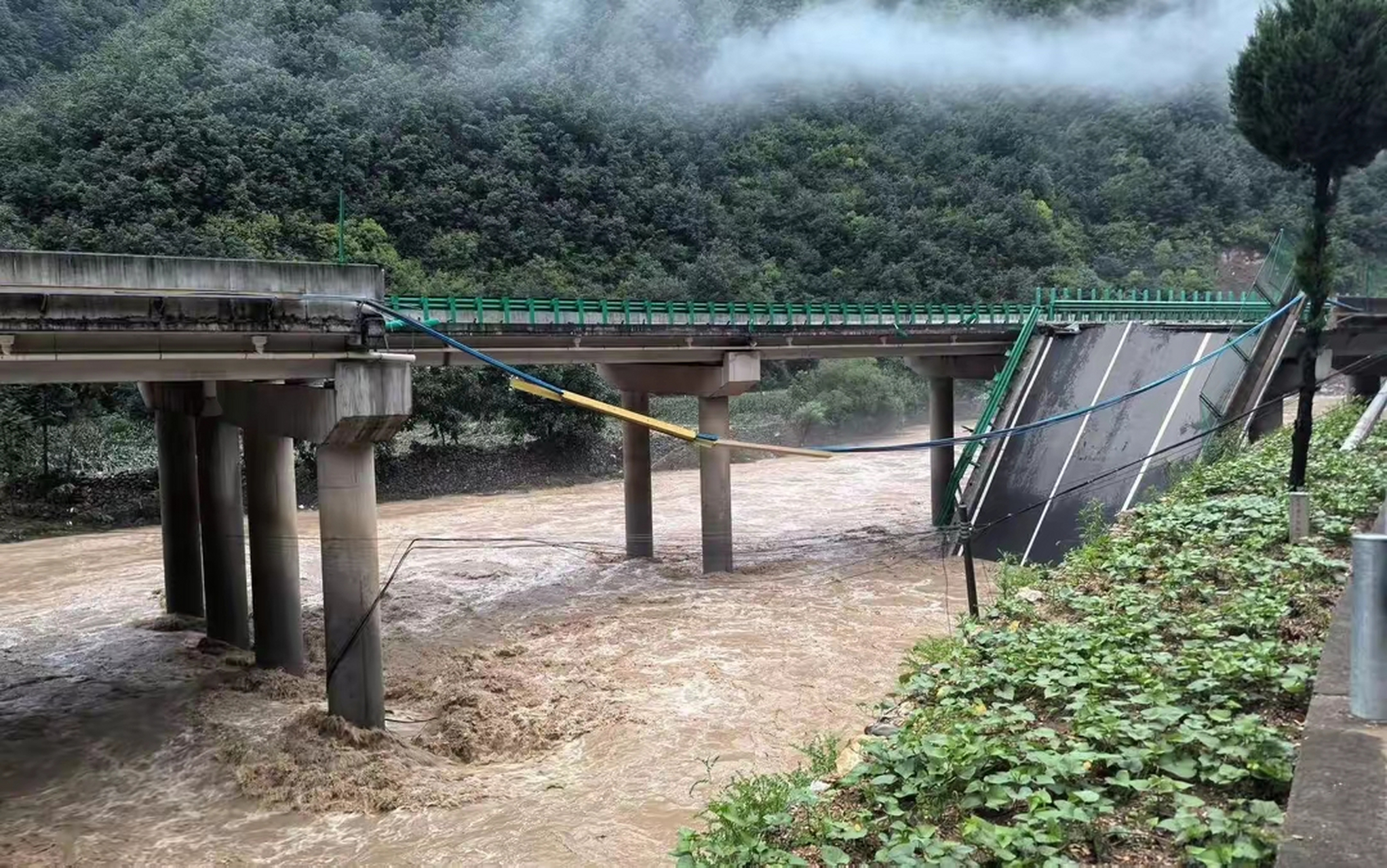 7月19日20时许发生一起陕西柞水县一高速公路桥梁垮塌事故,截至20日10