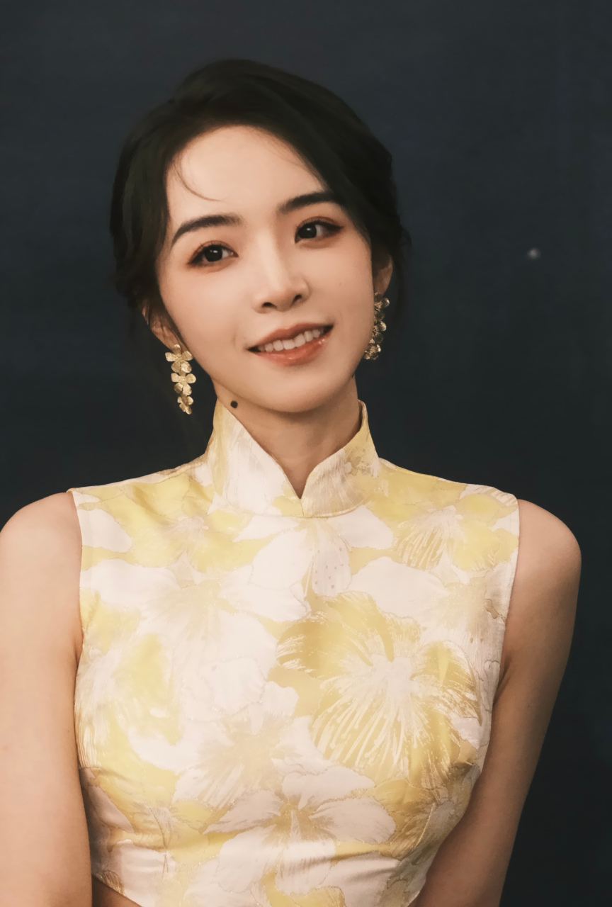 余霜,白黄色无袖旗袍露腰裙,清新淡雅,美丽动人!