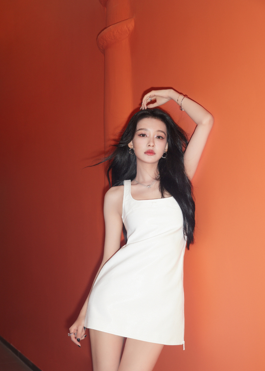 清新脱俗,孙怡吊带白裙写真释放纯净魅力,美得令人心动