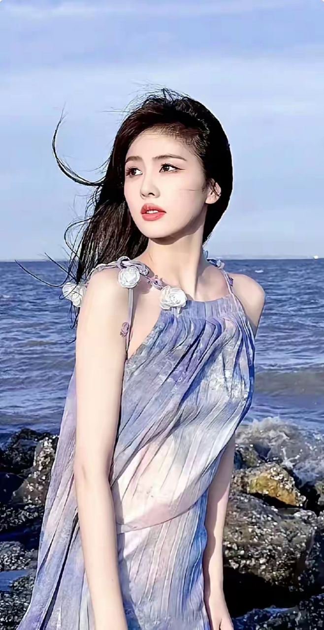 她的眼眸深邃如夜空,闪烁着星辰般的光芒,仿佛能洞