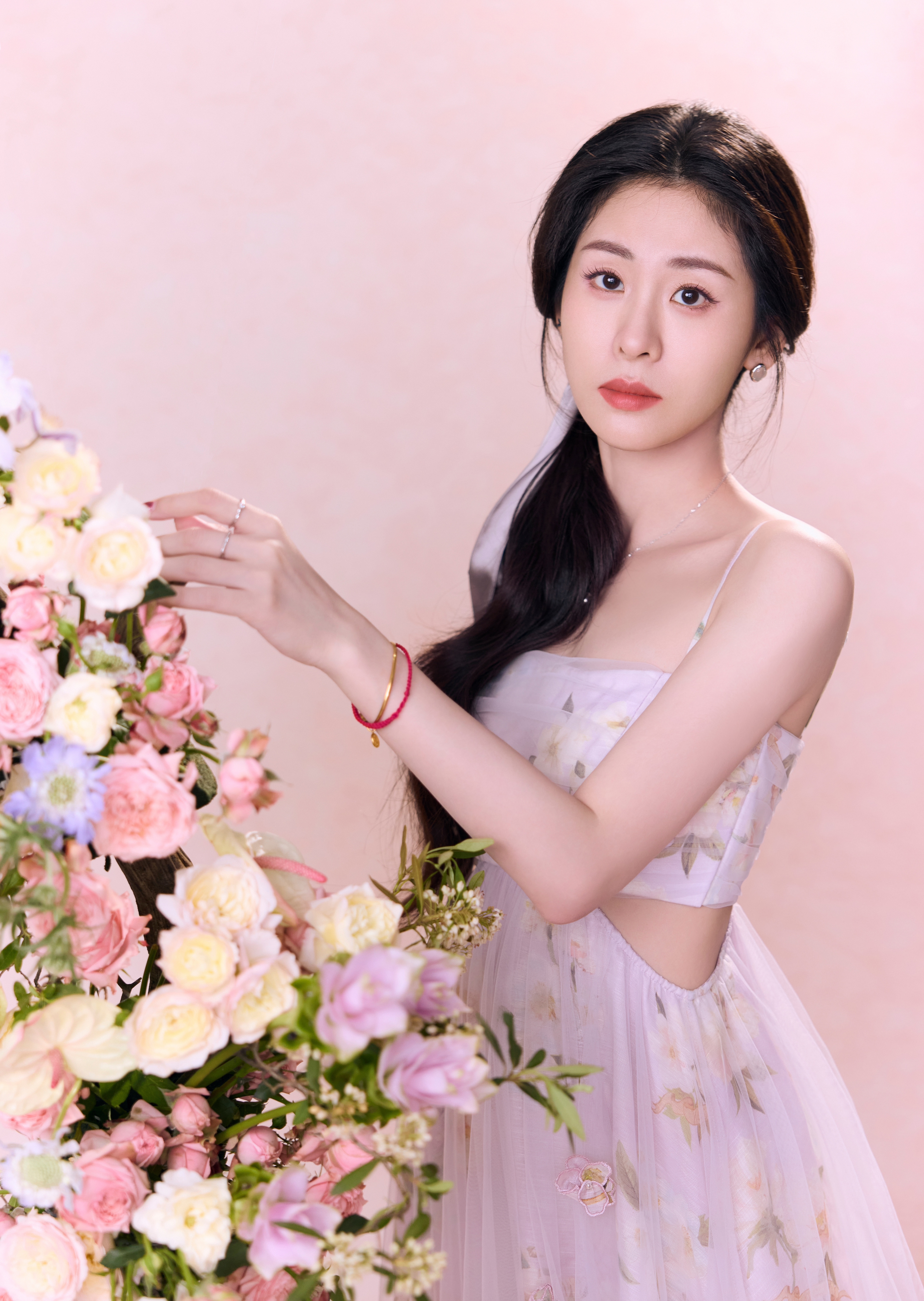 张碧晨,淡紫色吊带纱裙,淡雅自然,美丽迷人!