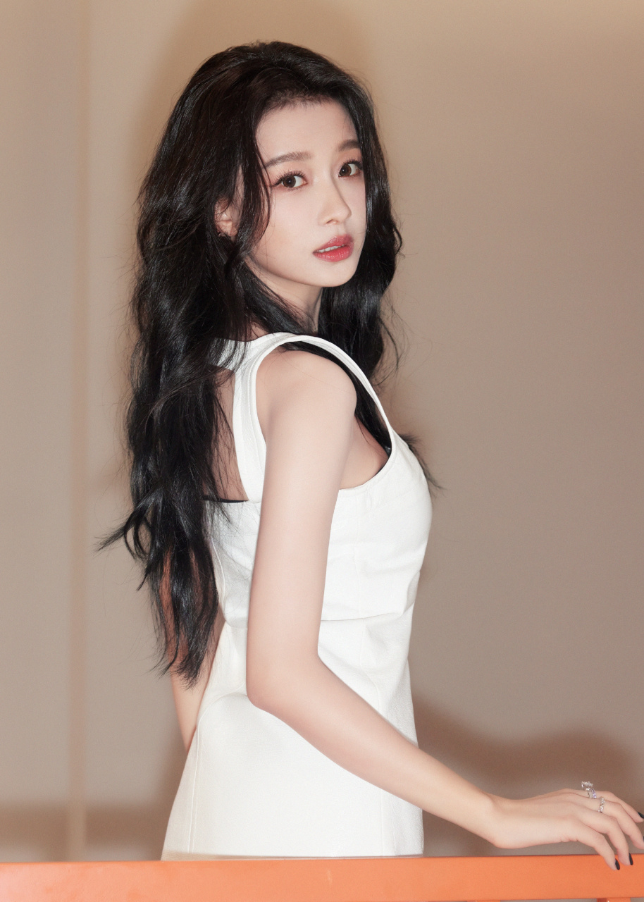 清新脱俗,孙怡吊带白裙写真释放纯净魅力,美得令人心动