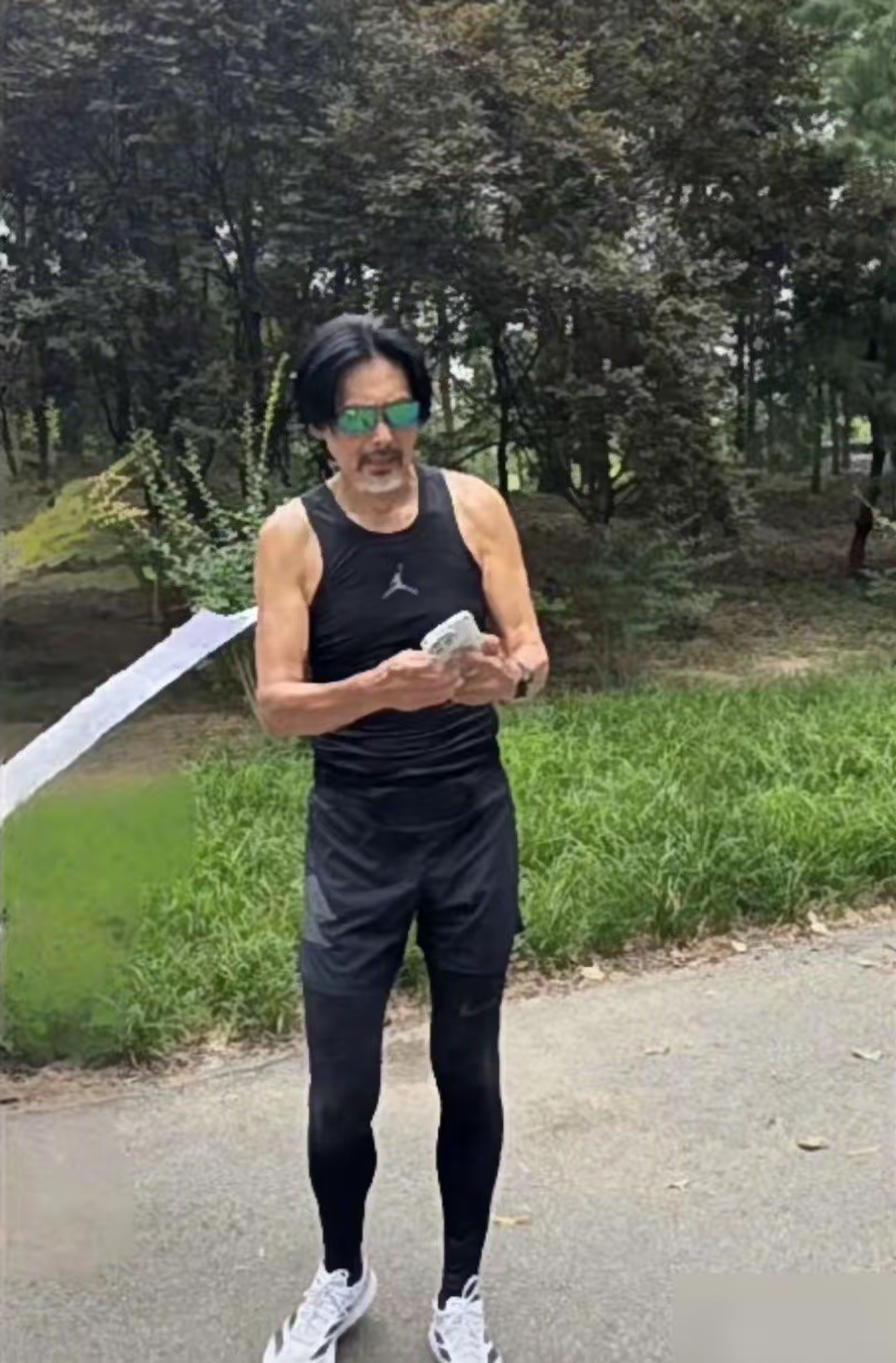 来自百度百科消息: 周润发,今年69