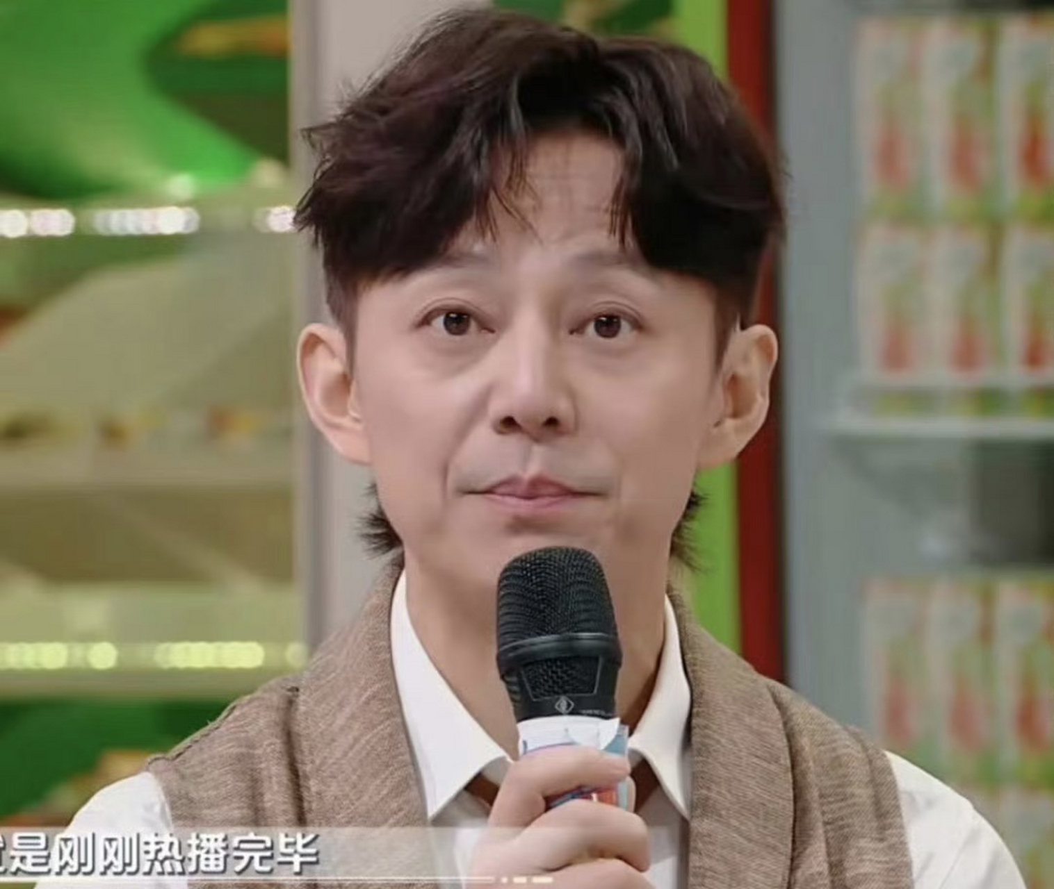 这个发型好不适合何炅,显脸胖,何老师还是把鬓角留回来吧,鬓角是五旬