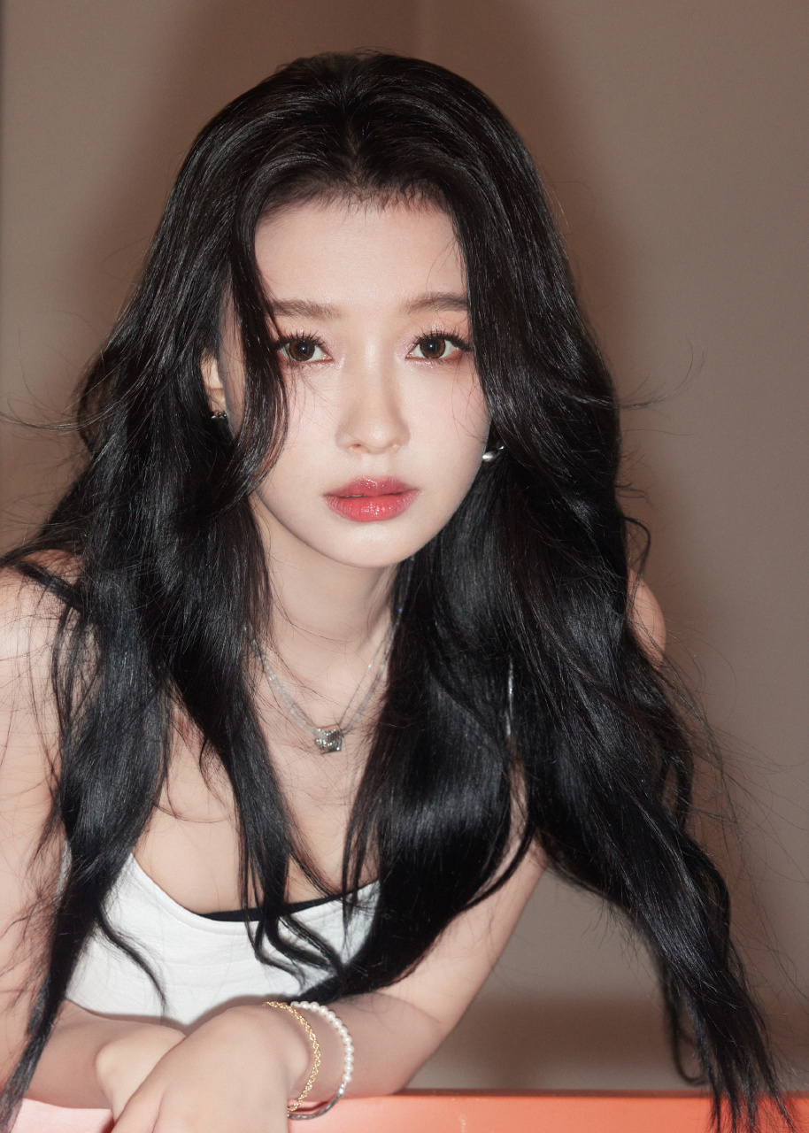 清新脱俗,孙怡吊带白裙写真释放纯净魅力,美得令人心动