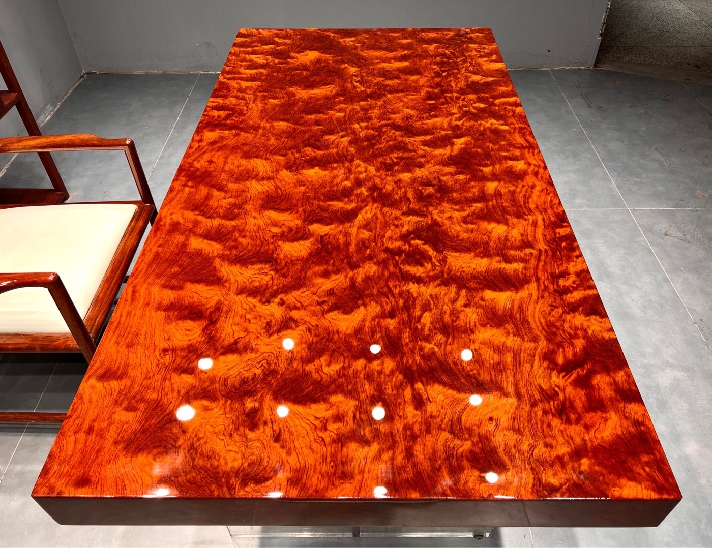 珍稀难寻,巴花水波纹大板纹理之美背后的稀缺挑战