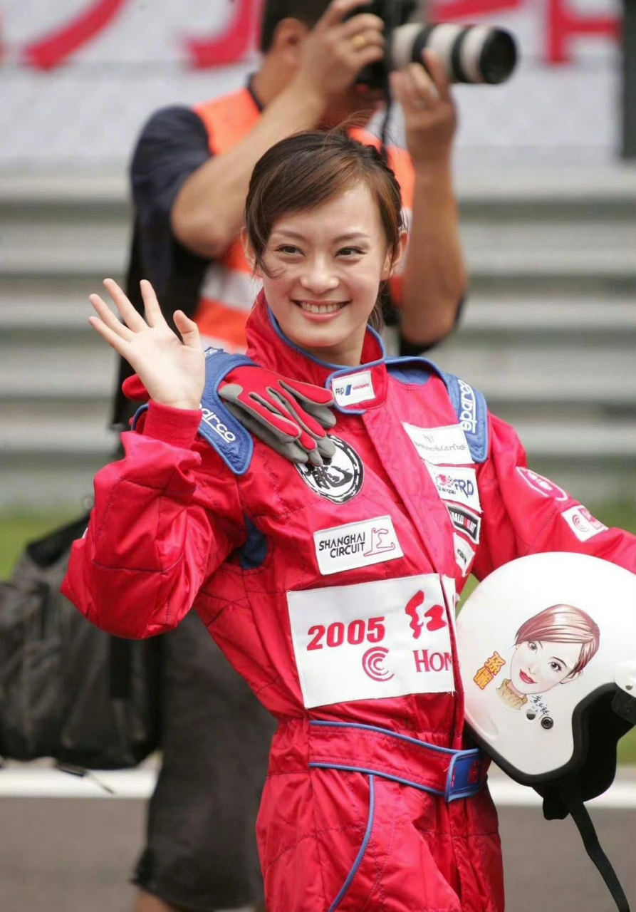 没想到年轻时的孙俪还会开赛车,2005年拿下成龙杯第三名留影,好青春