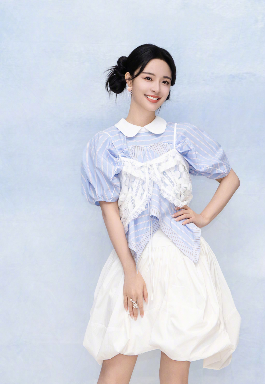 李莎旻子,淡蓝色条纹短袖连衣裙,纯白色裙摆,清新脱俗!