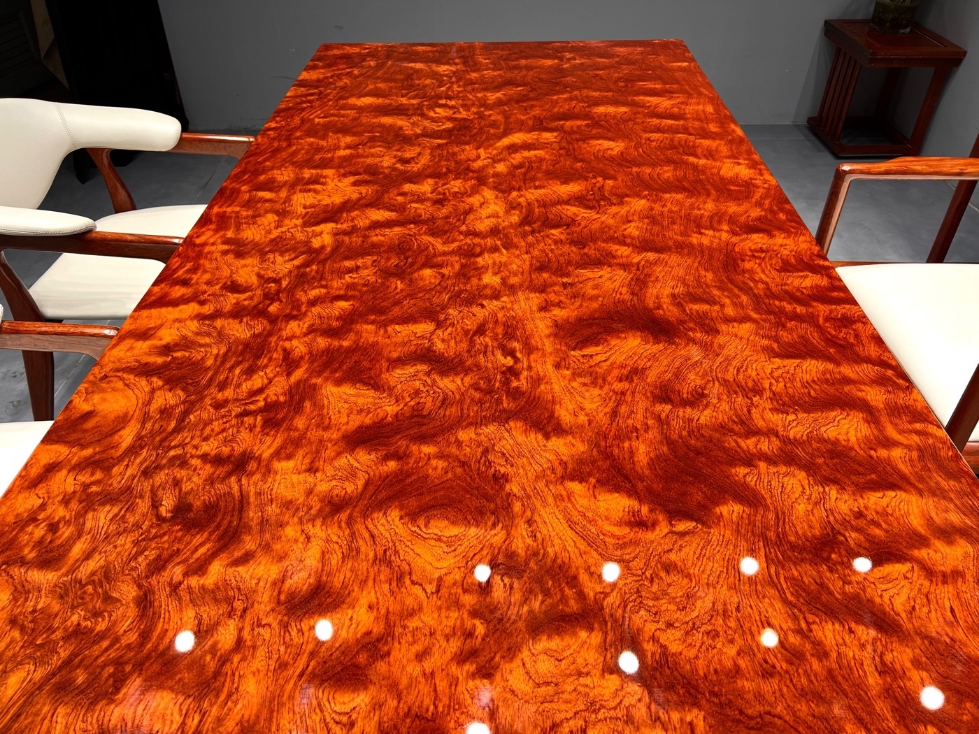 珍稀难寻,巴花水波纹大板纹理之美背后的稀缺挑战