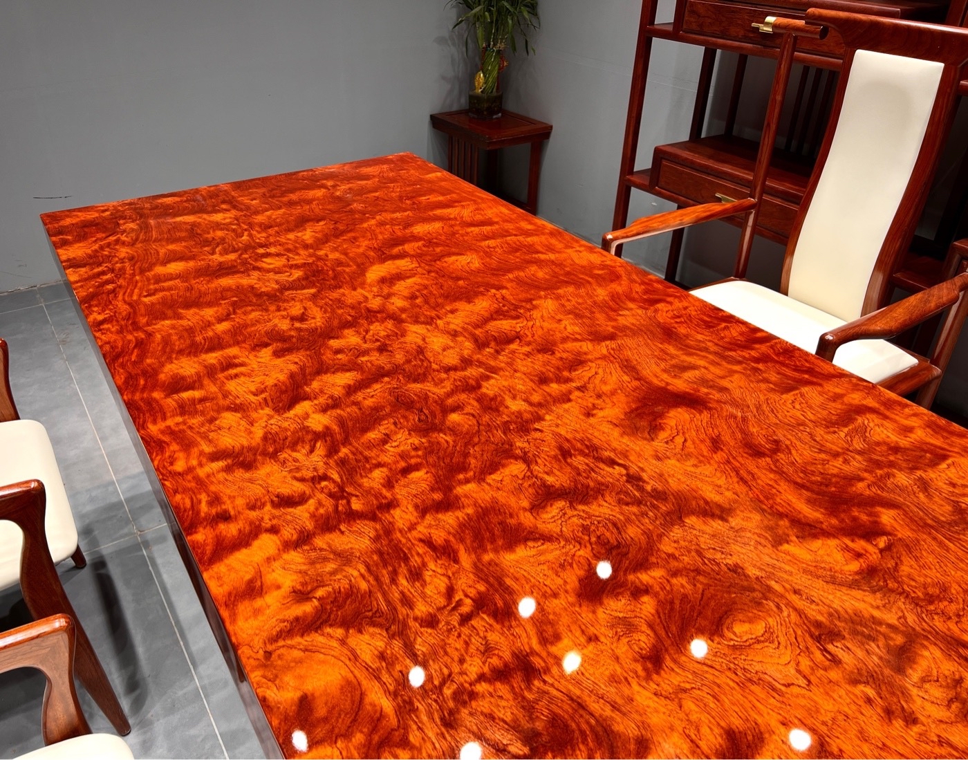 珍稀难寻,巴花水波纹大板纹理之美背后的稀缺挑战