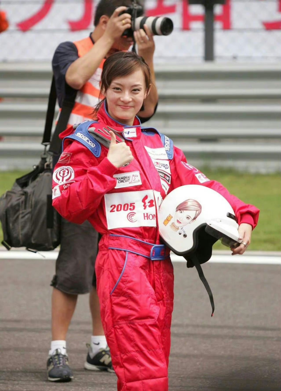 没想到年轻时的孙俪还会开赛车,2005年拿下成龙杯第三名留影,好青春