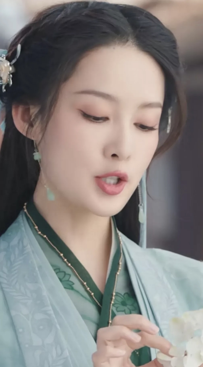李沁  怎么回事呢  第一,与杨洋携手合作,没火 第二,与张若昀合作,没