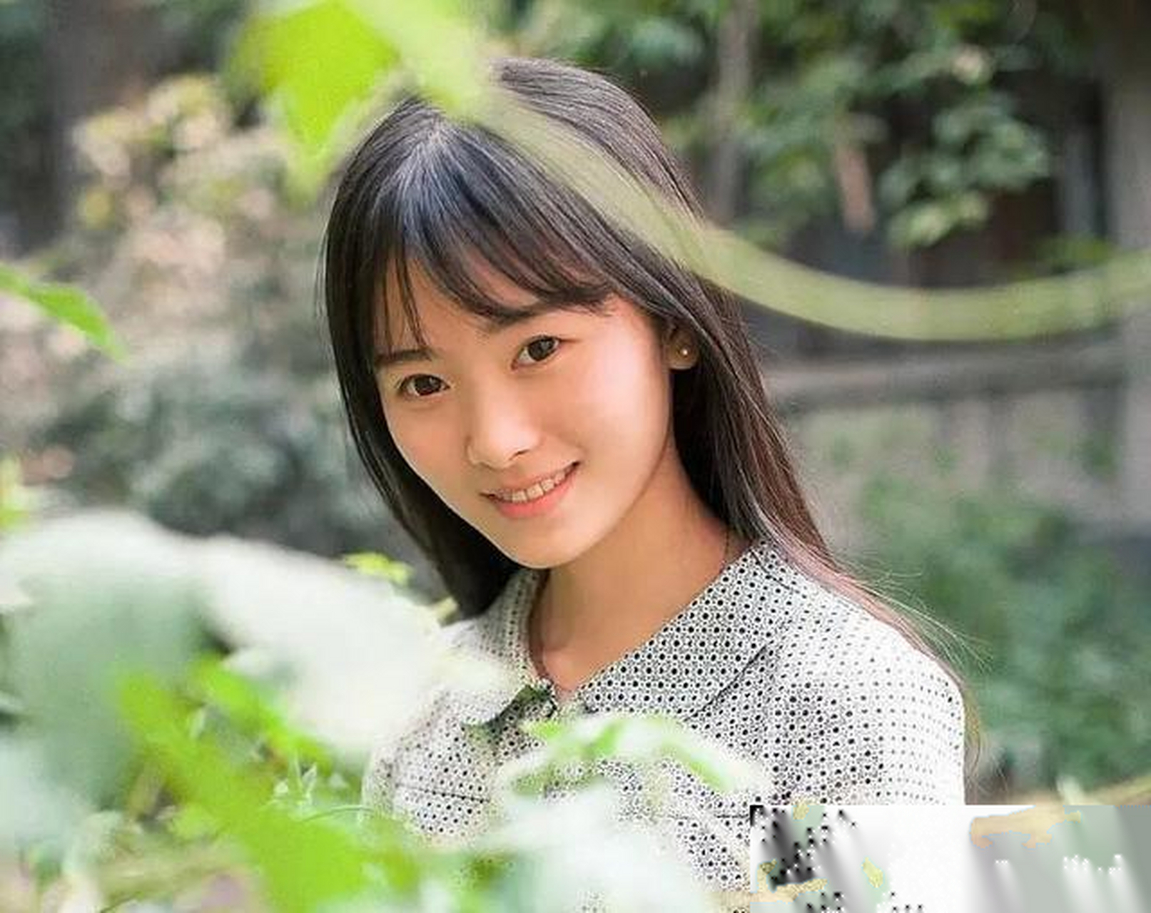 鞠婧祎早期照片,看上去十分清纯秀丽,邻家小妹的既视感.