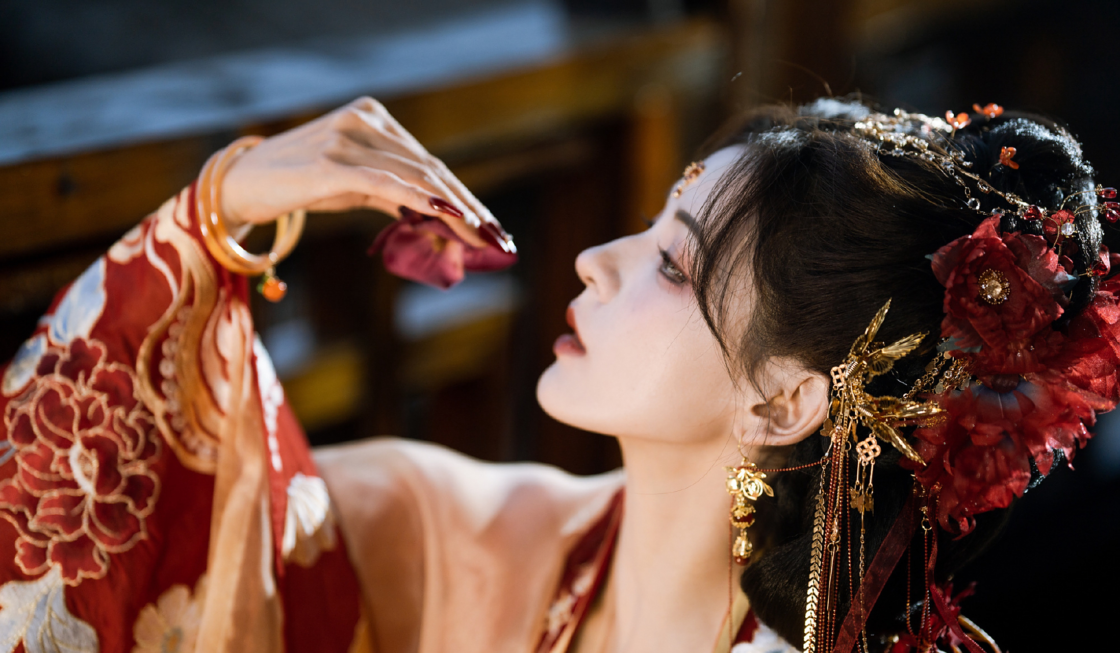 张予曦国风大典唯美造型:一袭红衣,一眸,一笑,是心动.