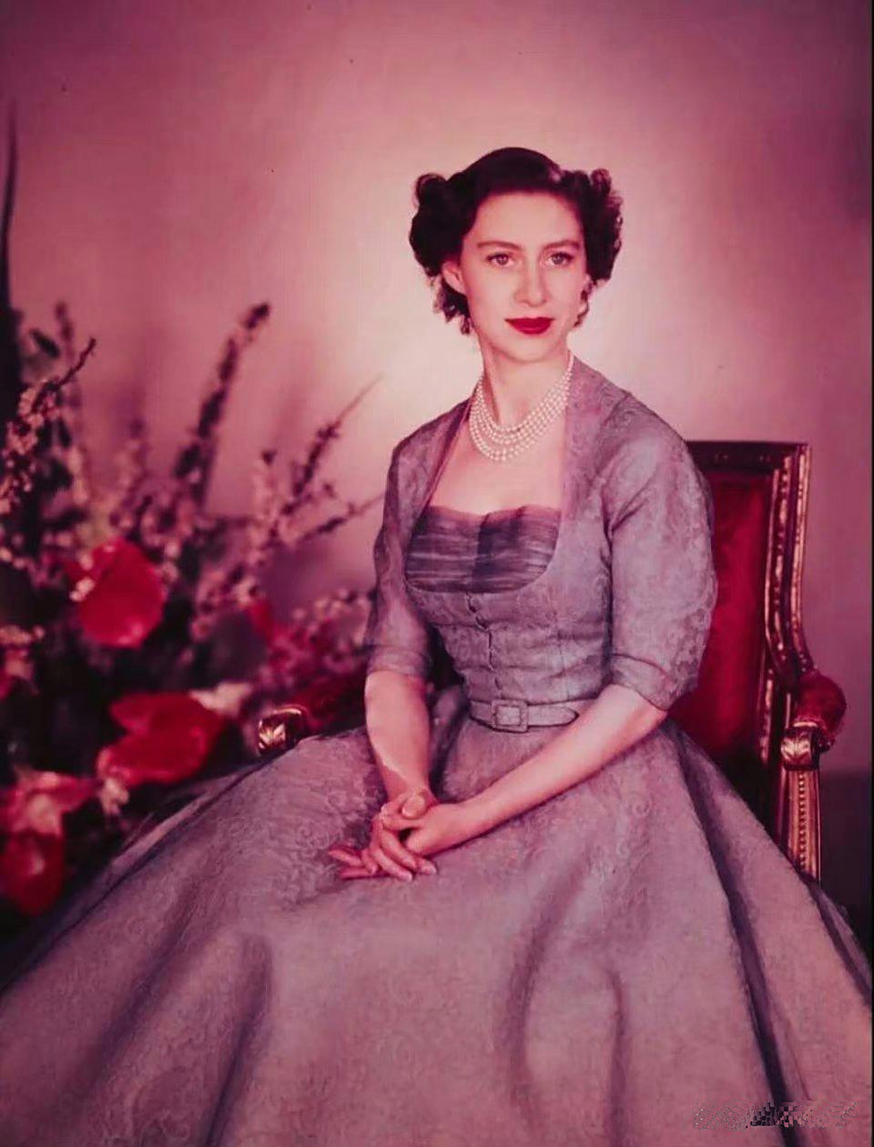 1954年英国玛格丽特公主在克拉伦斯宫拍摄24岁生日官方肖像!