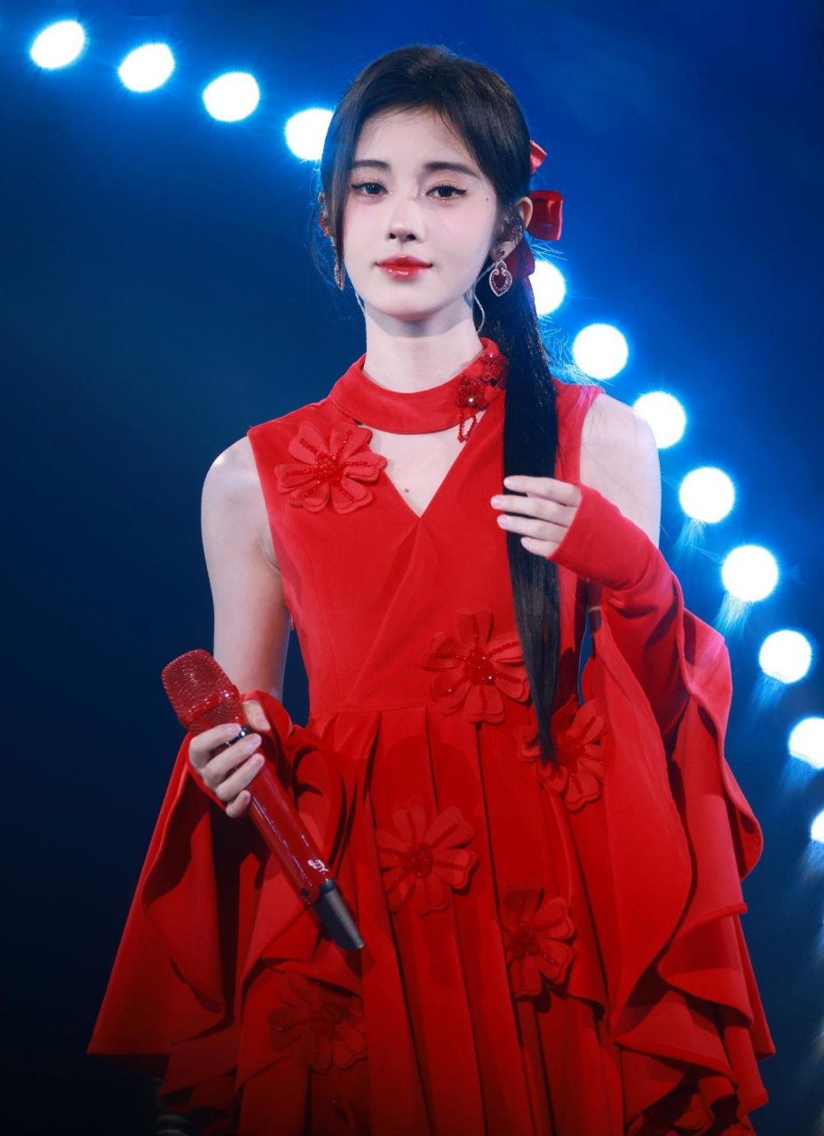 鞠婧祎那红裙造型,真是美得让人心动,就像一朵盛开的红花,既温柔又