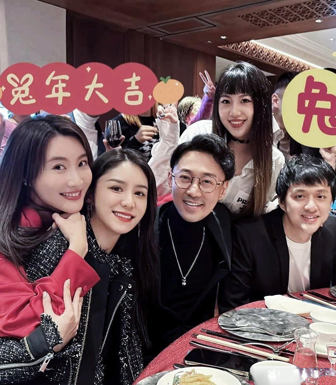 林峯和张馨月夫妇回港过年,他们和林夏薇一起聚餐,张馨月拿起一大瓶