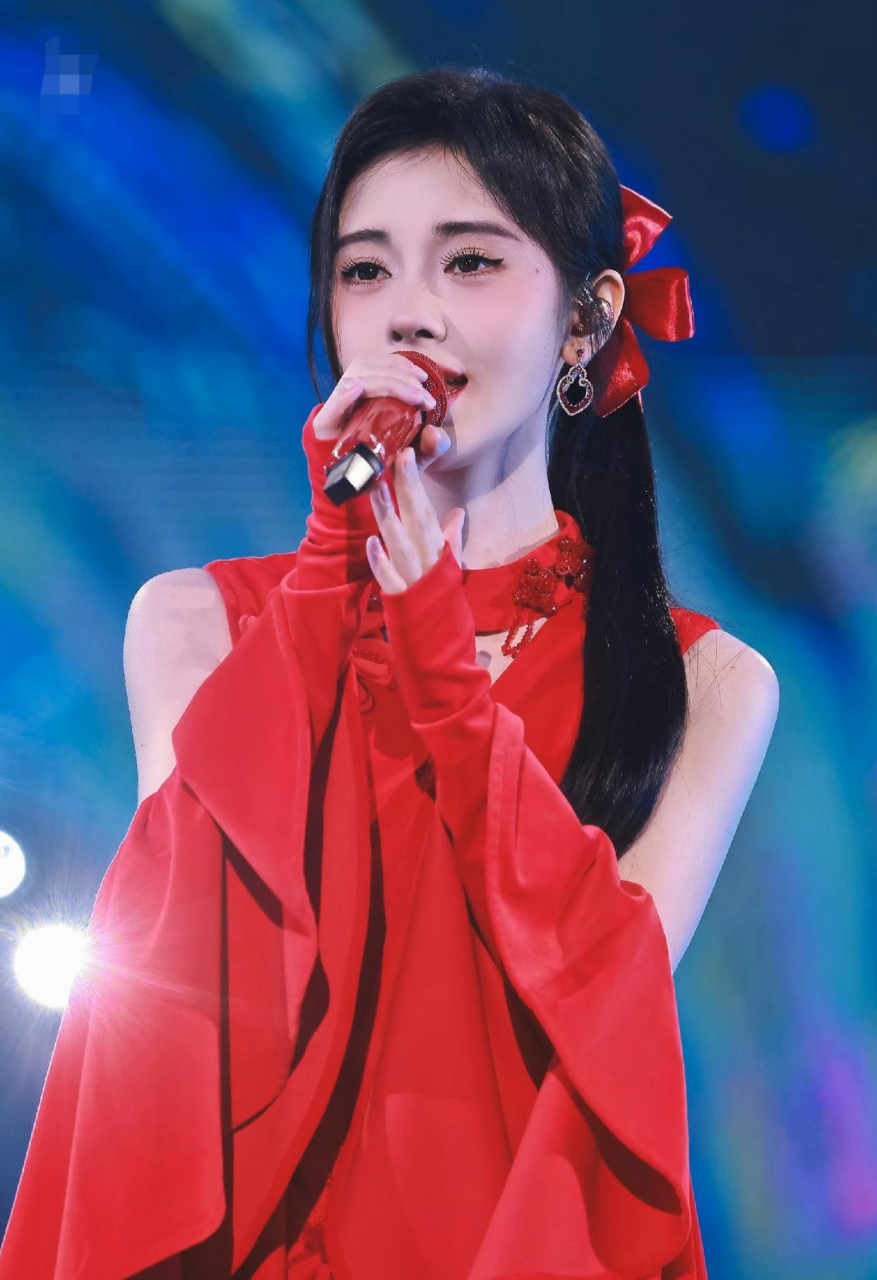 鞠婧祎那红裙造型,真是美得让人心动,就像一朵盛开的红花,既温柔又