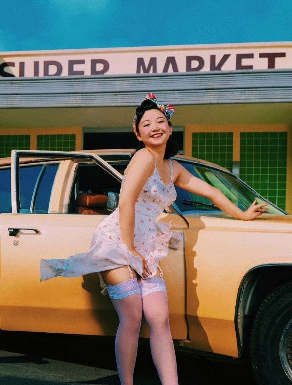 辣目洋子挑战男人装风格,搞笑女也能如此性感迷人!