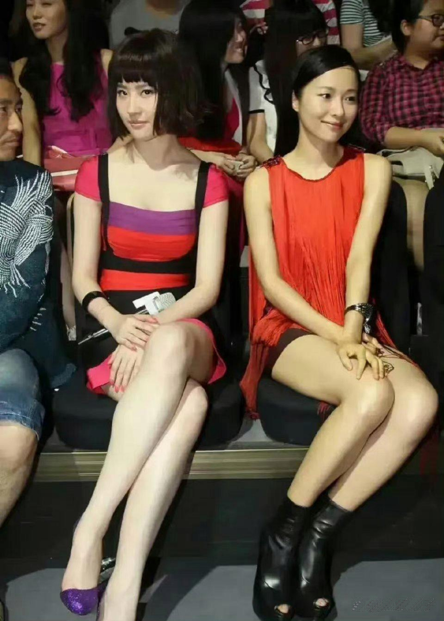 刘亦菲与江一燕早期合照,短发刘亦菲看上去颜值有点大打折扣,不如长发