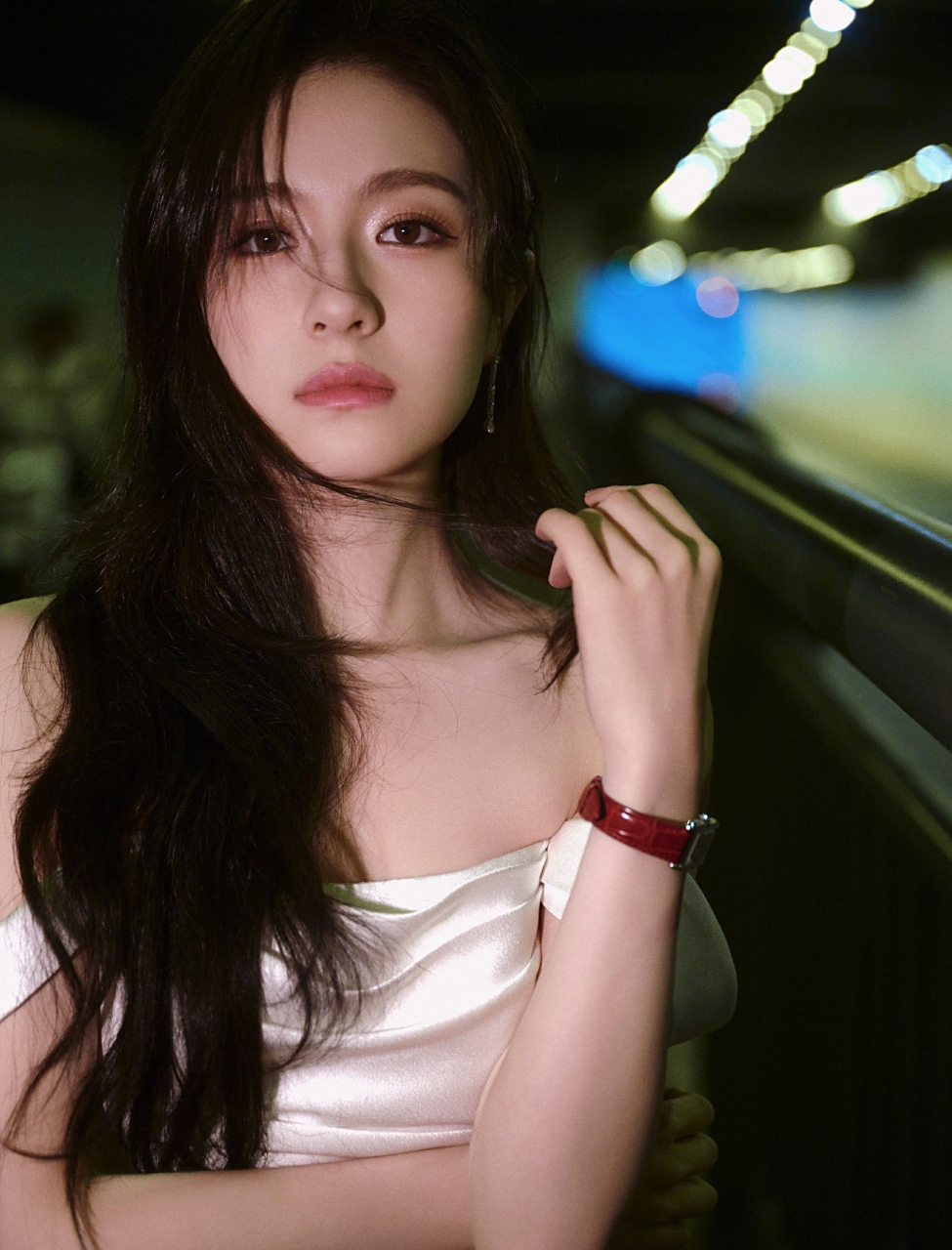 李兰迪的一组暗夜氛围感写真,白色长裙柔美清新