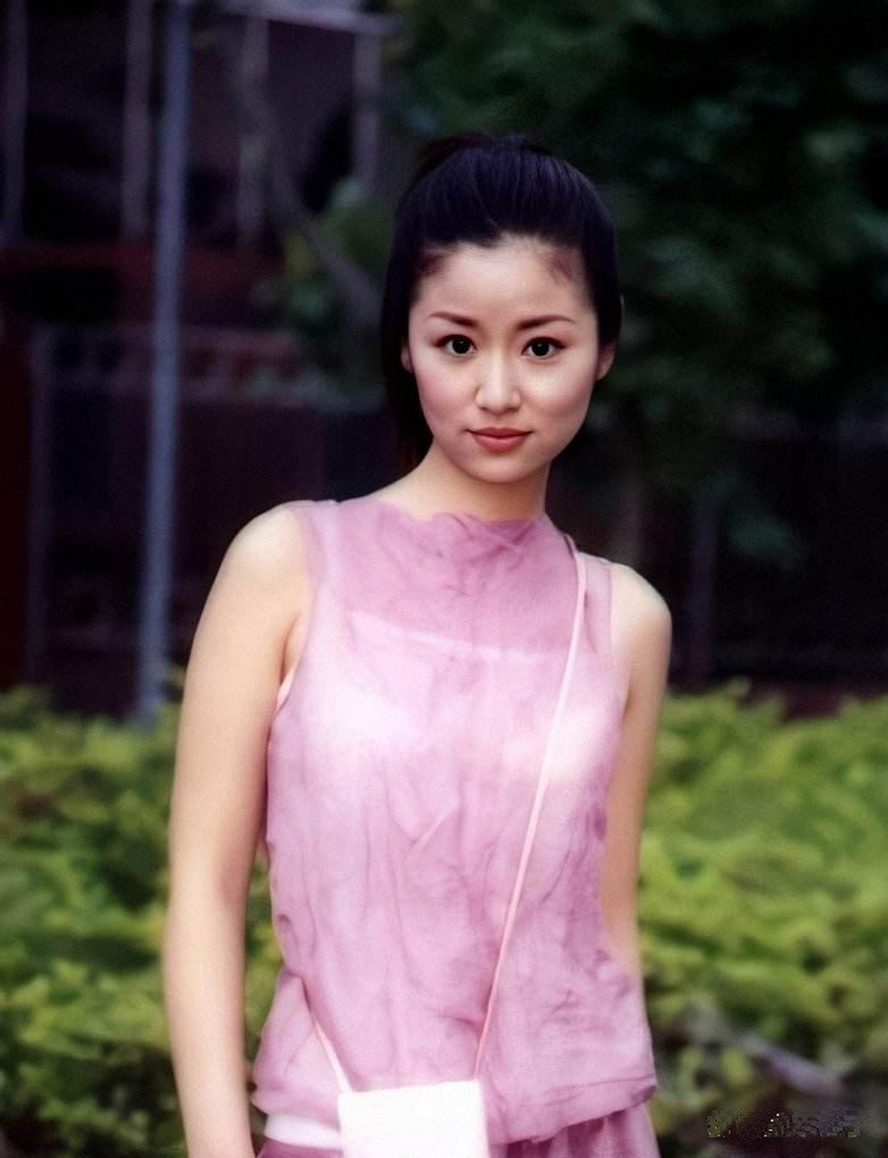 年轻时候的林心如,确实清纯秀丽,楚楚可怜,笑容甜美,很治愈