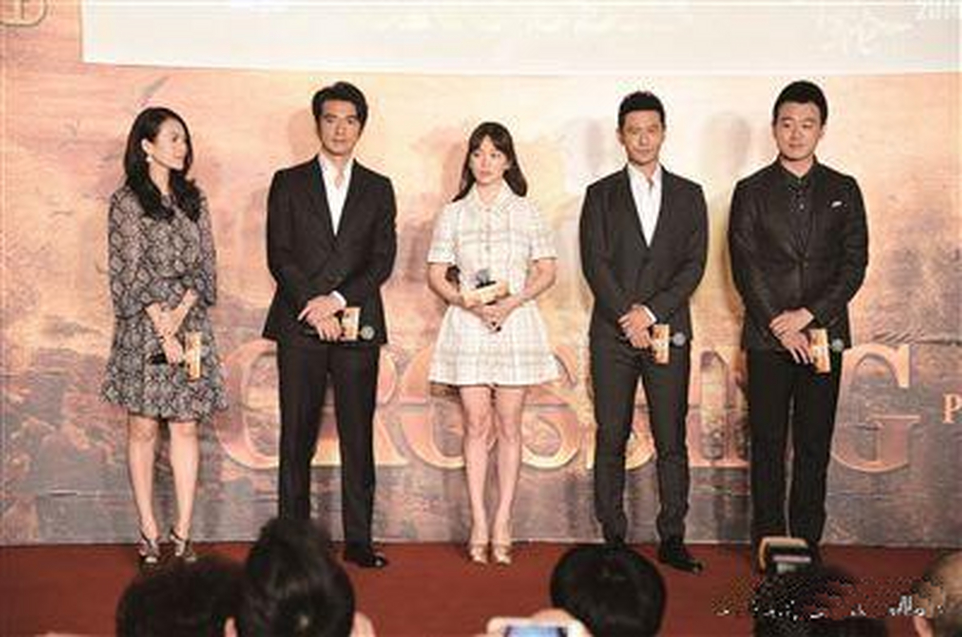 宋慧乔身高161cm,与身高180cm的黄晓明和佟大为同框,显得娇小可人