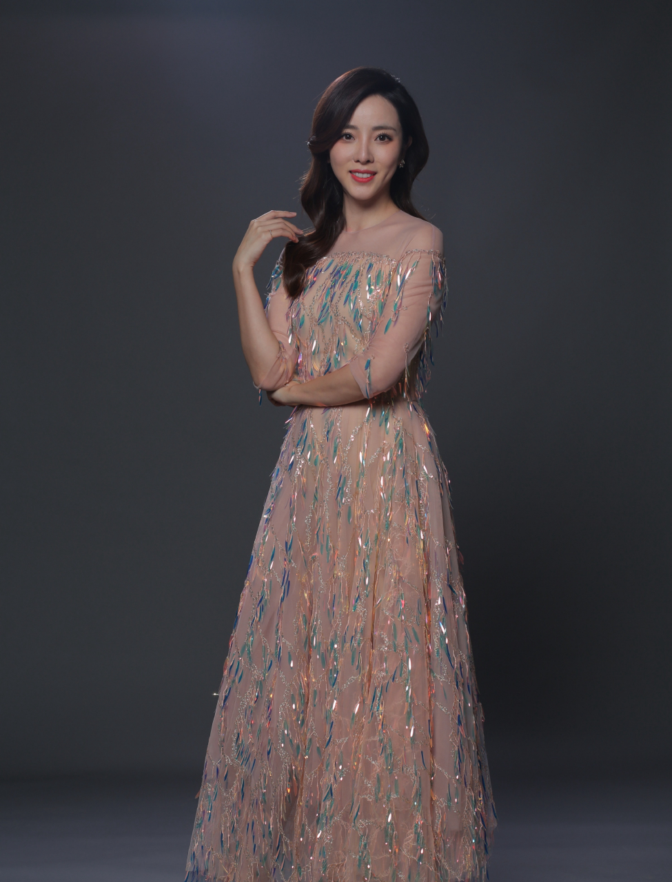 来看看李思思的综艺定妆照,真是很美很有气质哦.