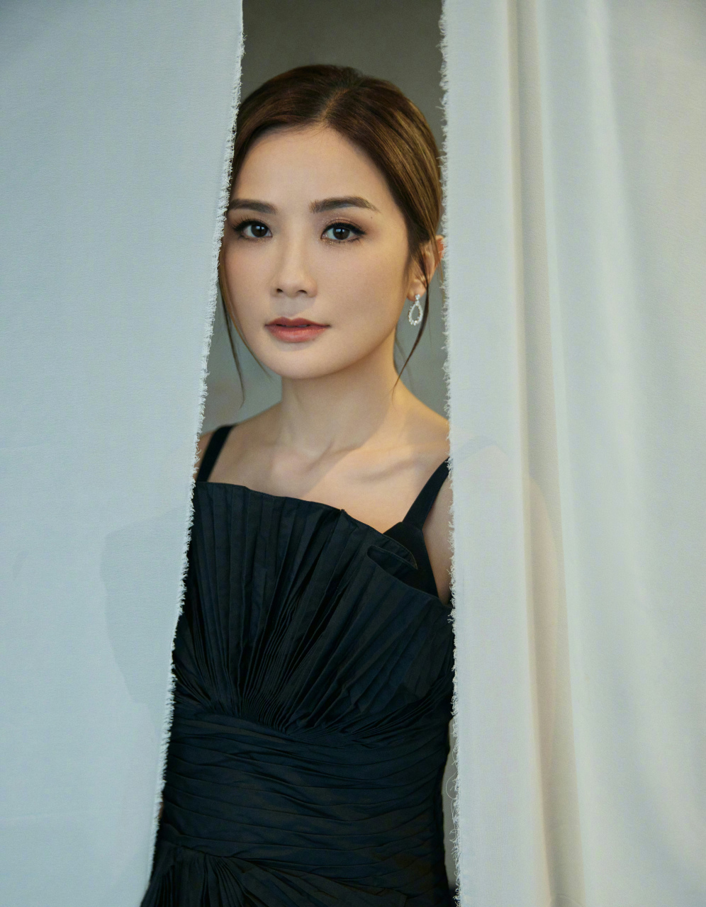 蔡卓妍,黑色吊带高开叉礼裙,美美美!