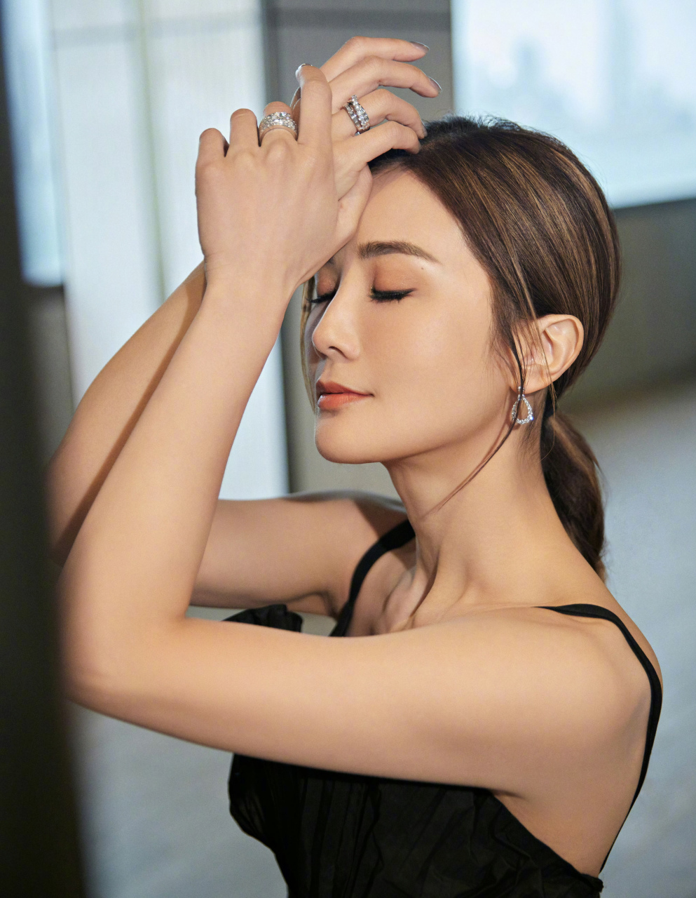 蔡卓妍,黑色吊带高开叉礼裙,美美美!