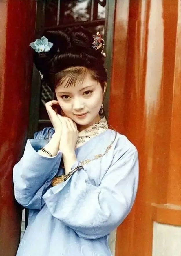 宝钗vs凤姐,当野心遇上智慧,谁才是真正的荣国府女王?