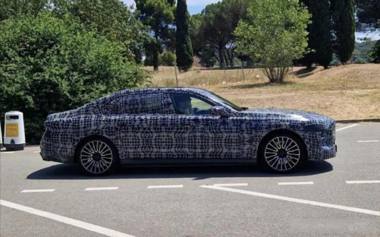 全新宝马7系海外谍照曝光,前脸新调整,预计2026年7月上市