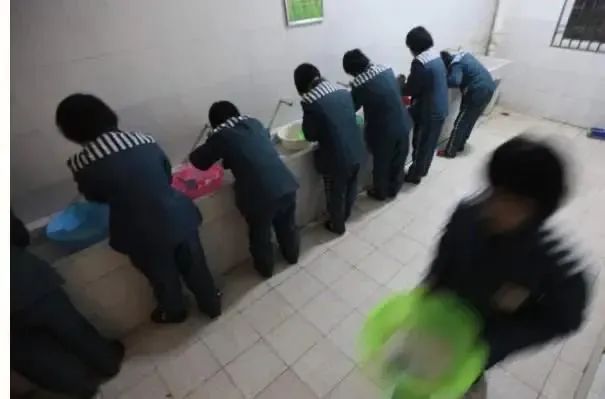 一组图片,带你直观感受监狱生活
