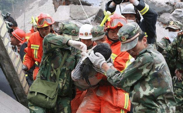 08年汶川地震幸存女孩,16年后嫁大8岁恩人,如今怎么样了