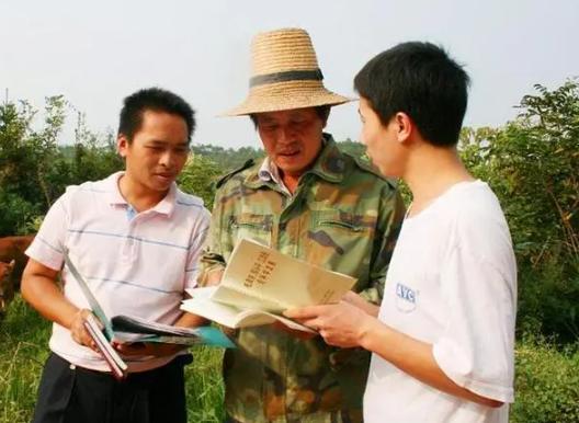 老百姓养鸡是为了下蛋,养狗是要看门,养我们这些干部是为了什么